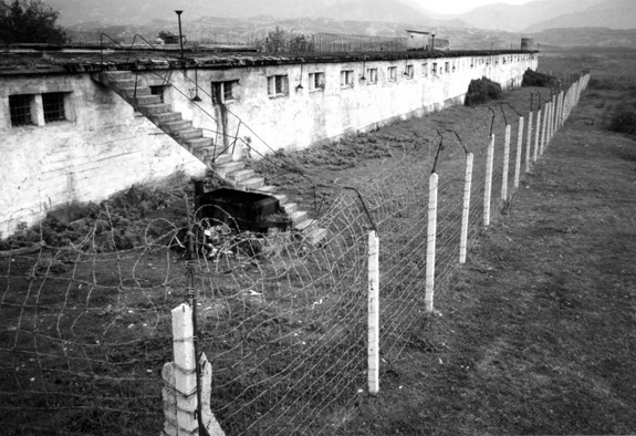 23-Burrel._la_recinzone_del_carcere,_1993_.JPG